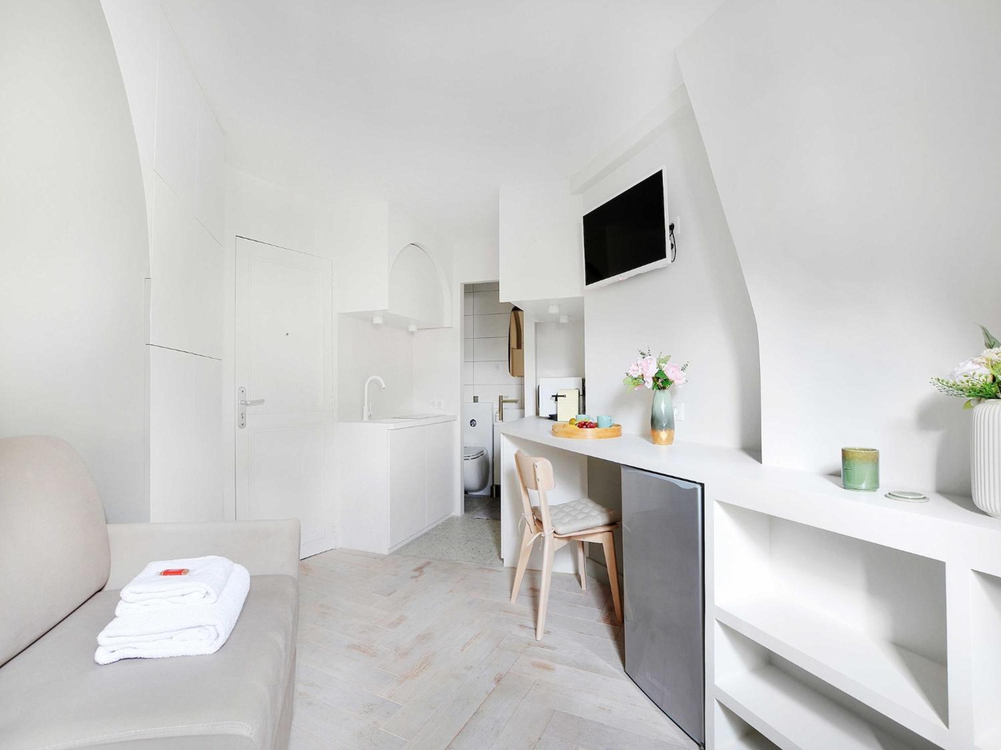 Newly Renovated 2p- Elysee St-honore *