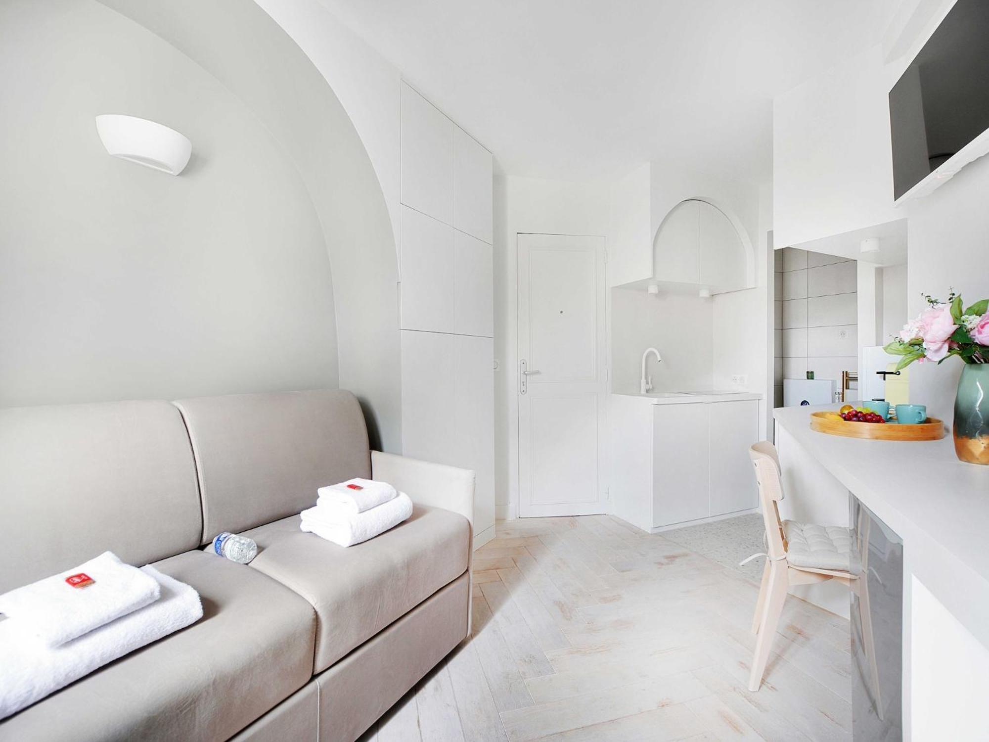 Apartment Newly Renovated 2p- Elysee St-honore Paris
