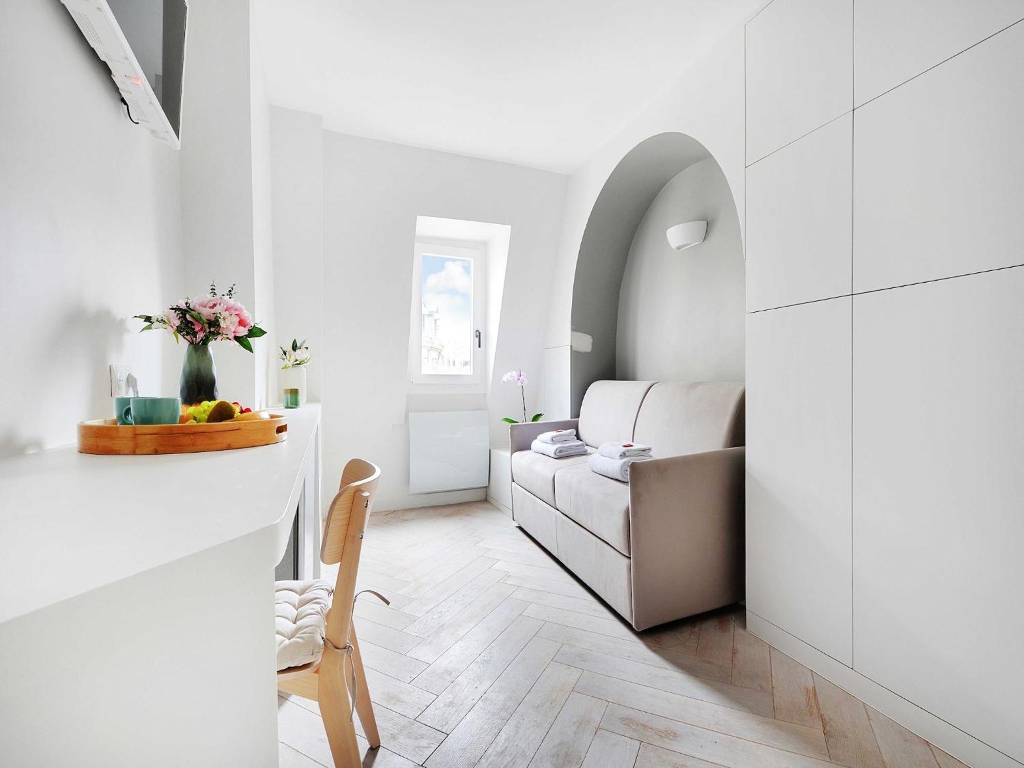 Newly Renovated 2p- Elysee St-honore